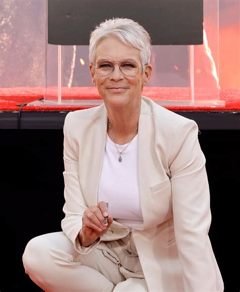 Jamie Lee Curtis, 63, Poses Nude and in a Bathing Suit in NYT。